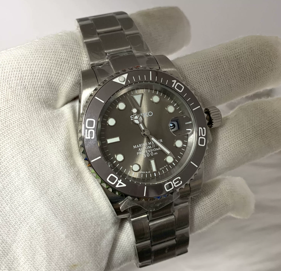 GMT Slate — Brown-grey bezel, taupe sunburst dial