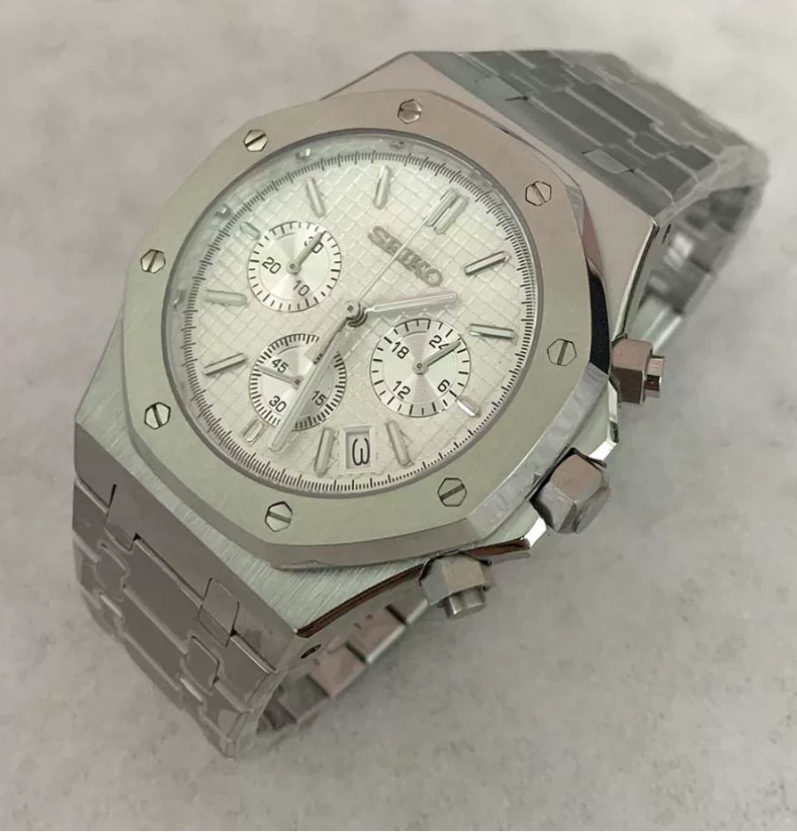 Octagon Silver — Monochrome steel, silver tapisserie dial